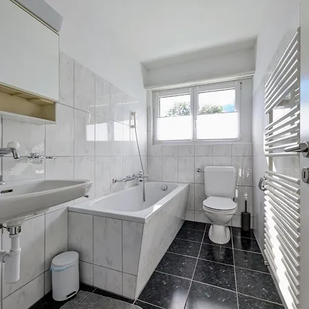 Sunny 3-bedroom With Balcony & Parking * דאבוס