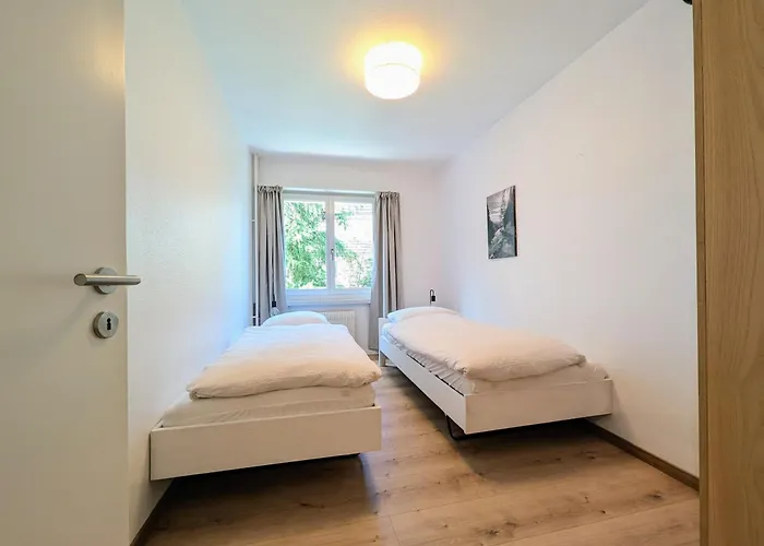 Sunny 3-bedroom With Balcony & Parking *