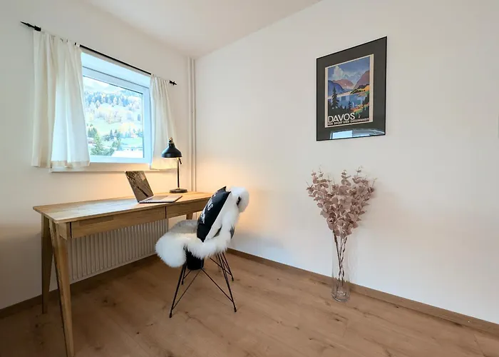 Sunny 3-bedroom With Balcony & Parking *